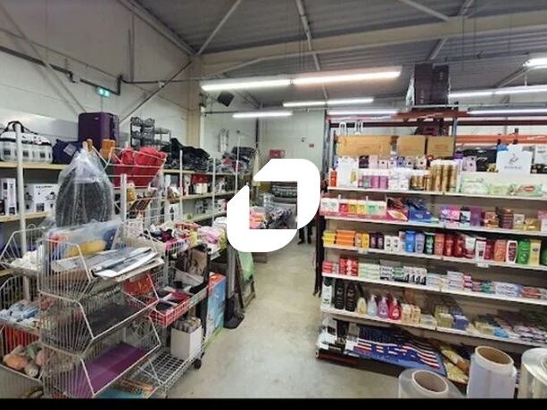 A proximité de plusieurs enseignes et restaurants