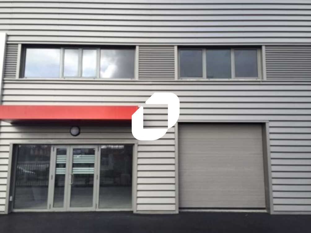 Au sein d'un parc d'activités en face du centre c