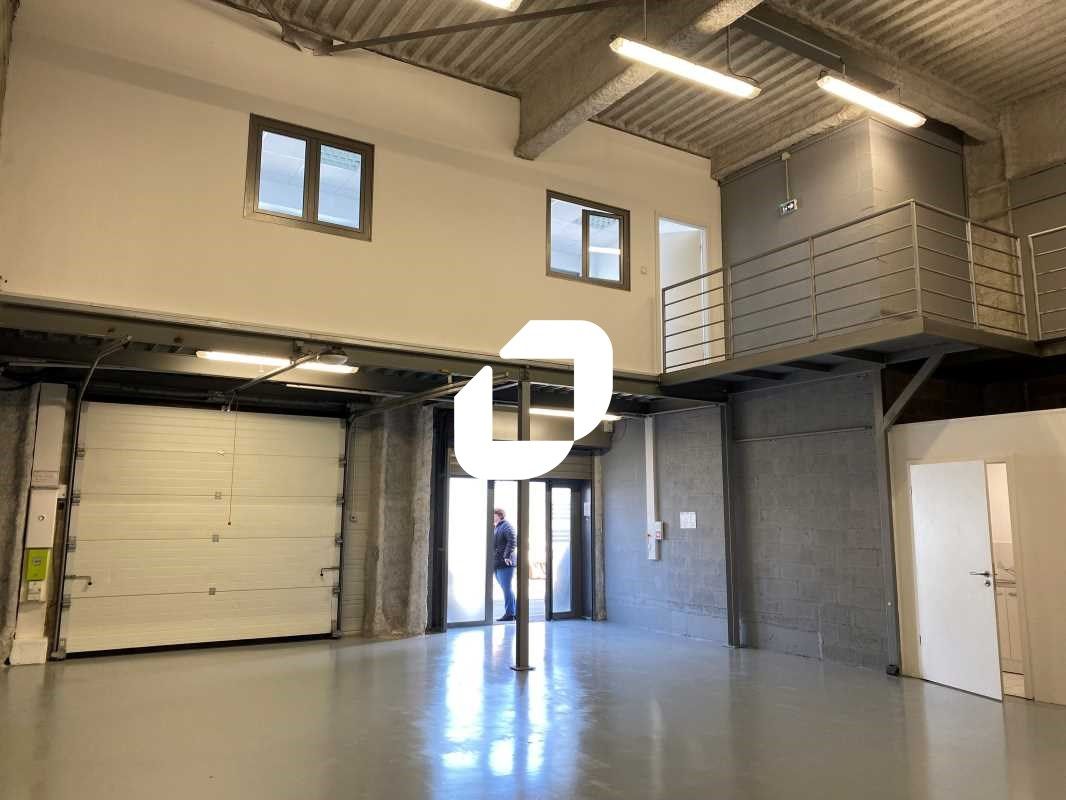 Au sein d'un parc d'activités en face du centre c