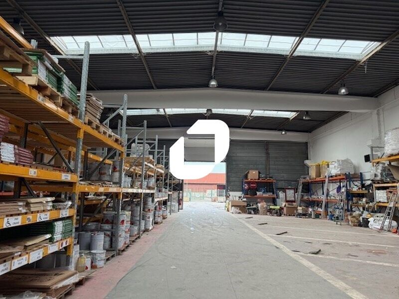 Locaux d'Activités de 851 m² non divisibles à Lou