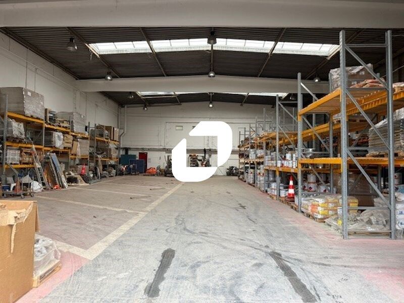 Locaux d'Activités de 851 m² non divisibles à Lou