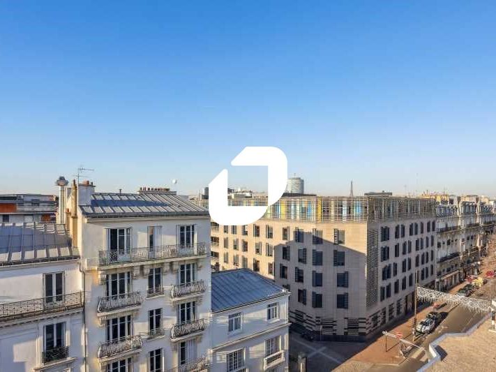 En centre ville, à proximité immédiate du métro (