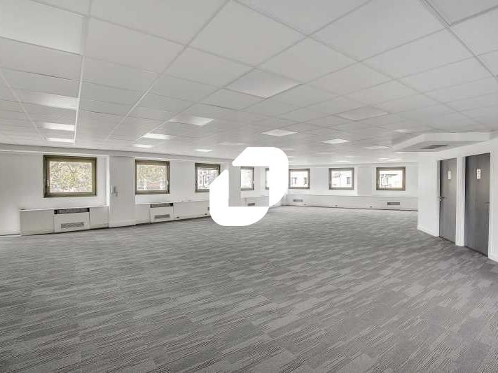 Dans un immeuble de bureaux avec hôtesse d'accuei