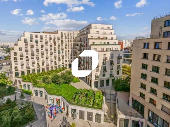 A la porte de Paris, à toute proximité des autoro