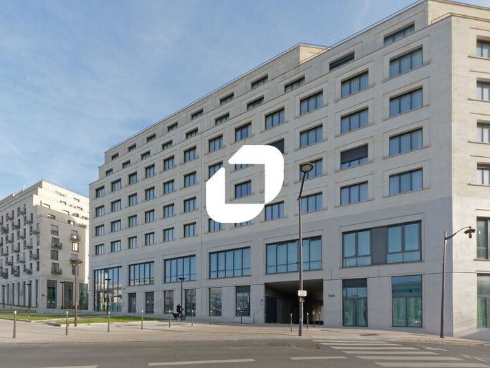 A la porte de Paris, à toute proximité des autoro