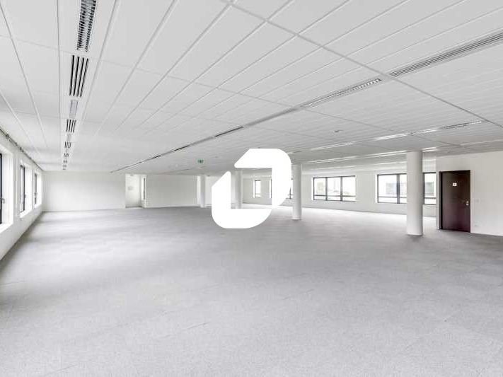 Idéalement située à proximité immédiate de l'A86 