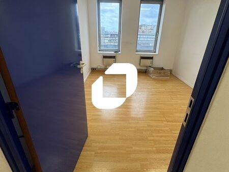 Au Pied du métro Hoche au coeur de Pantin, à prox