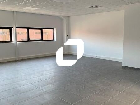 Situé à proximité immédiate de l'autoroute A115, 