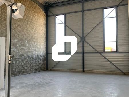 Situé à proximité immédiate de l'autoroute A115, 