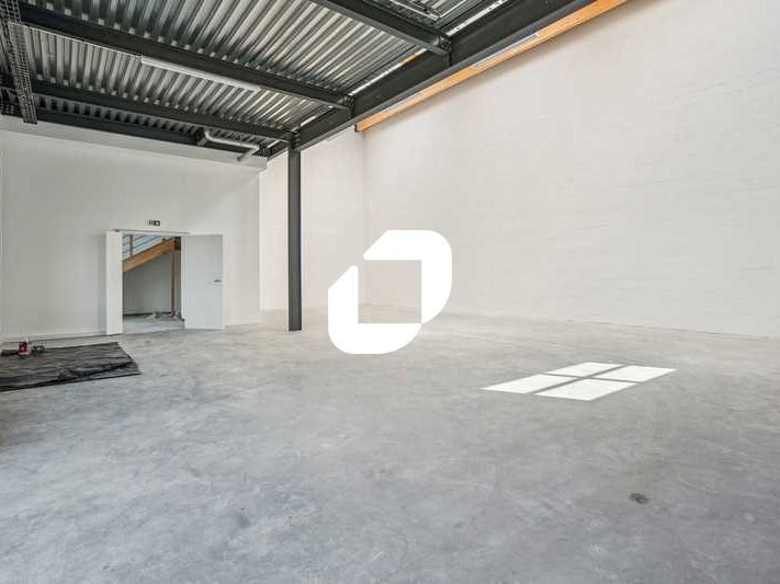 Au coeur de la zone d'activité du Levant, proche 