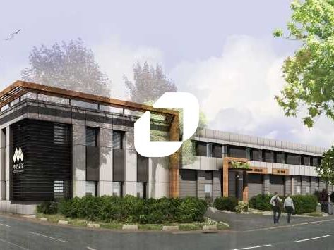 À proximité de l'autoroute A10, des nationales N1