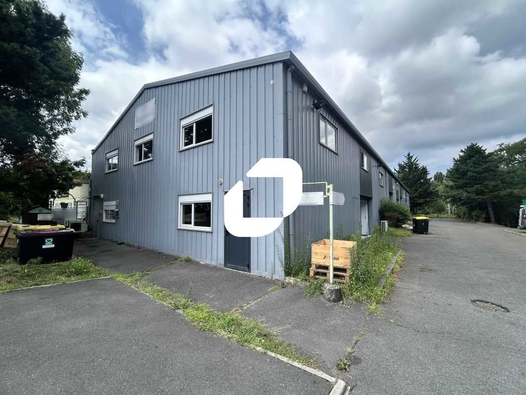 Au coeur de la zone d'activité de Montigny les Co