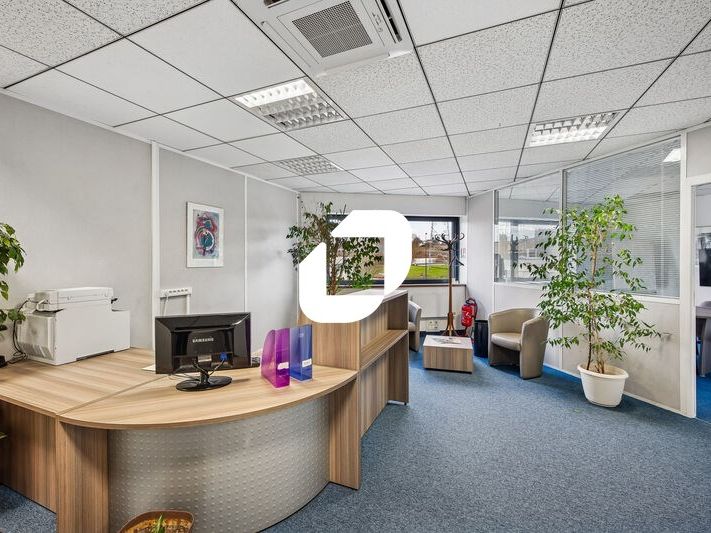 Idéalement situé au pied de l'autoroute A10 à Pal