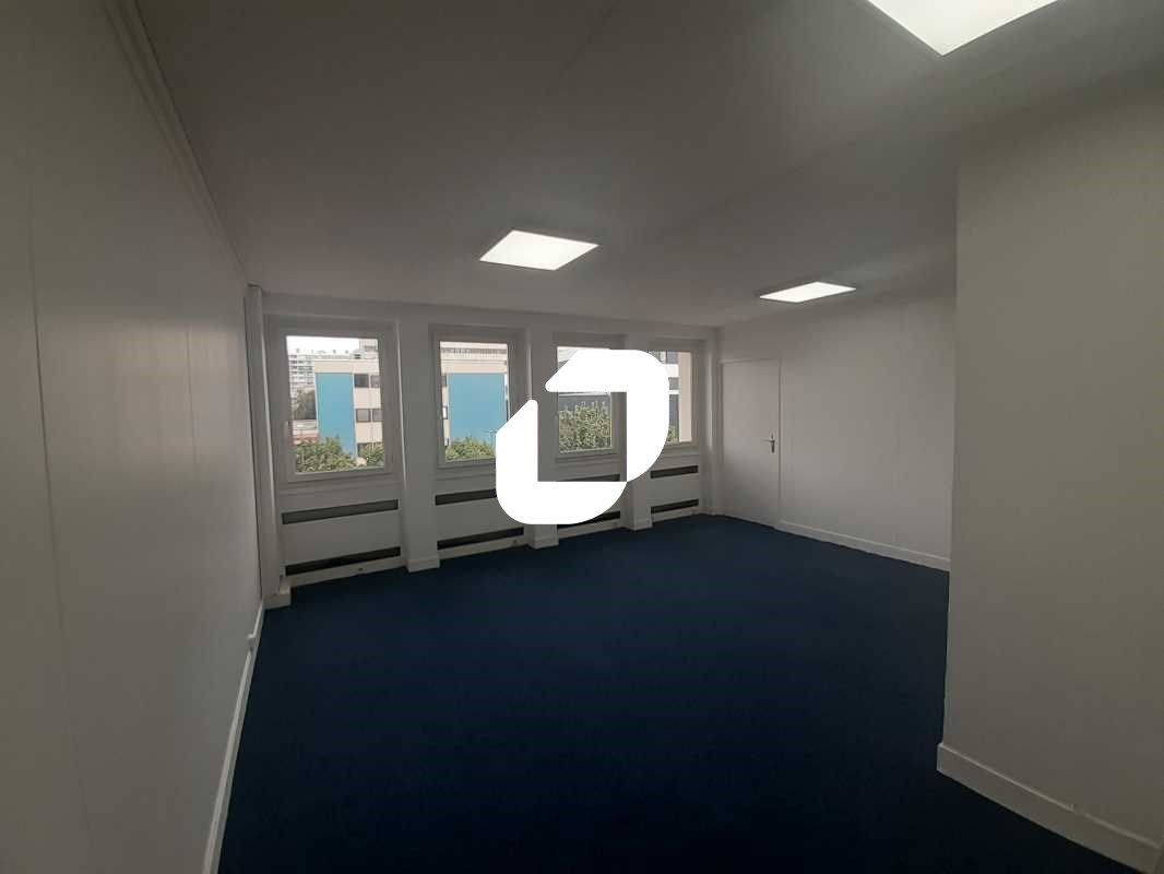 Situé à Créteil, dans la zone de l'Echât , en fac