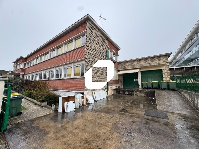 A proximité du métro 4, du tram 6 et des bus, IMM