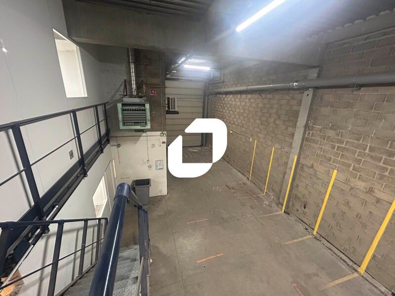 Proche des quais de Seine, sur un site fermé dans