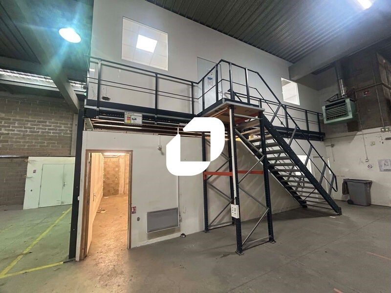 Proche des quais de Seine, sur un site fermé dans