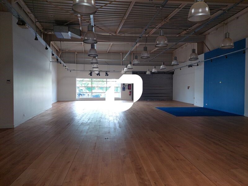 Situé dans le centre Commercial PARIWEST à Maurep