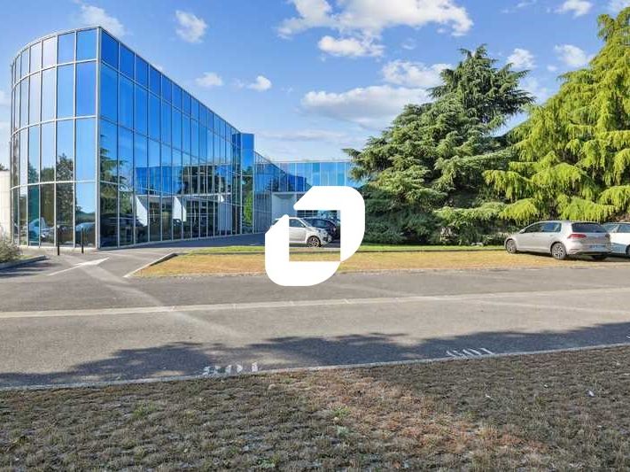 Situé dans un environnement calme et verdoyant, c