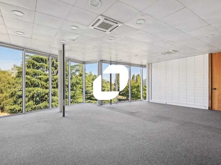 Situé dans un environnement calme et verdoyant, c