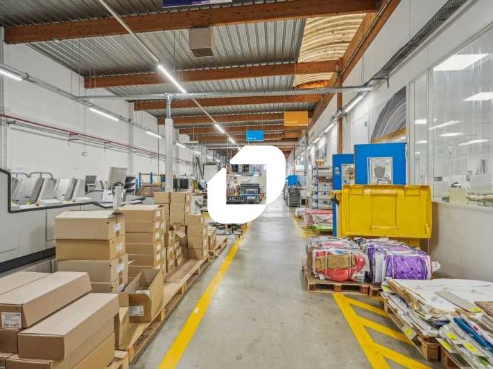 Bâtiment d'activité indépendant avec double accès