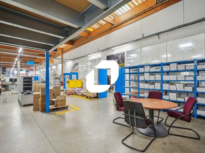 Bâtiment d'activité indépendant avec double accès