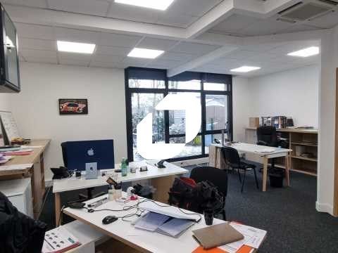 Située à proximité immédiate de l'autoroute A4, a