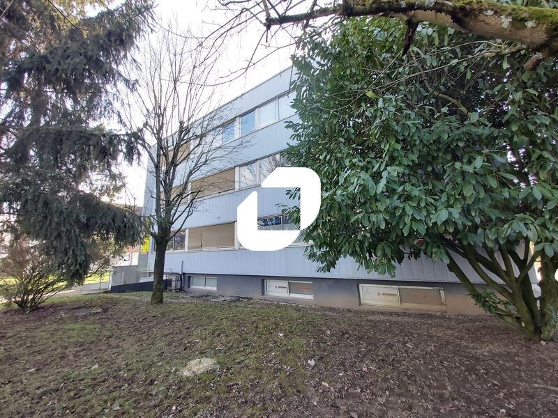 Située dans la zone d'activité prisée de Courtabo