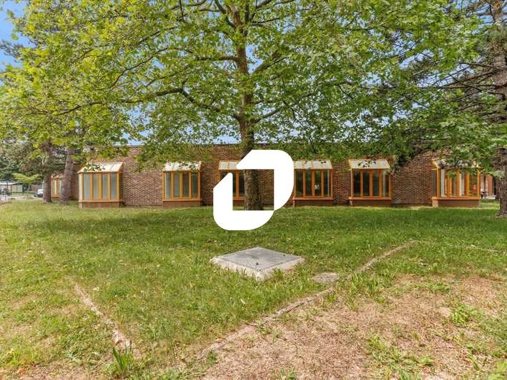 Au sein d'un parc verdoyant à proximité de l'auto