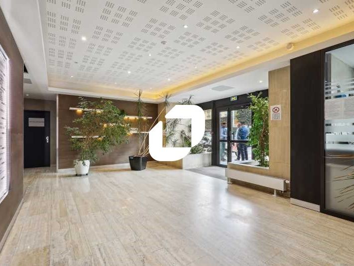 Au sein d'un immeuble moderne situé au pied du Tr