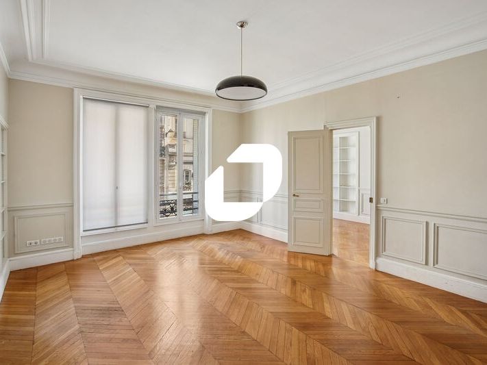 En plein coeur de Paris, en face de l'Hôtel de Vi