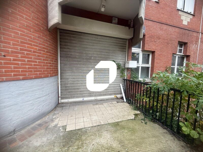 Locaux de 65m² bien agencés en rez-de-chaussée av