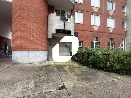 Locaux de 65m² bien agencés en rez-de-chaussée av