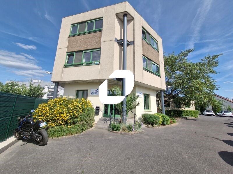 Situé sur la commune de Pontault-Combault, à prox