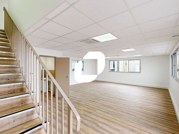 Idéalement situé, sur les quais de Bezons, proche