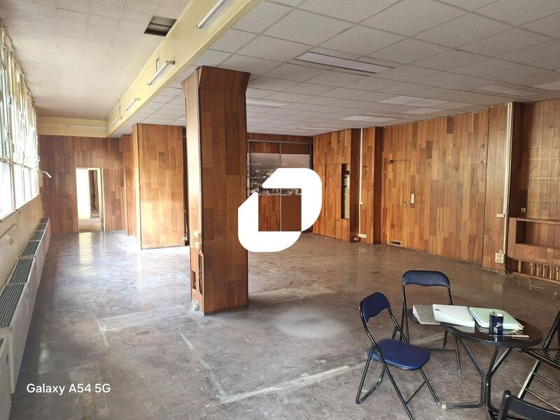 Local situé sur la Porte de Saint Cloud. Immprove