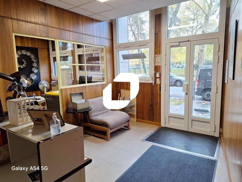 Local situé sur la Porte de Saint Cloud. Immprove