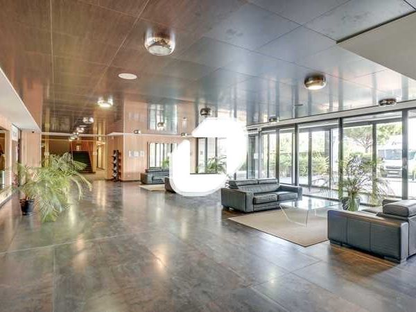 Située à proximité immédiate du centre commercial