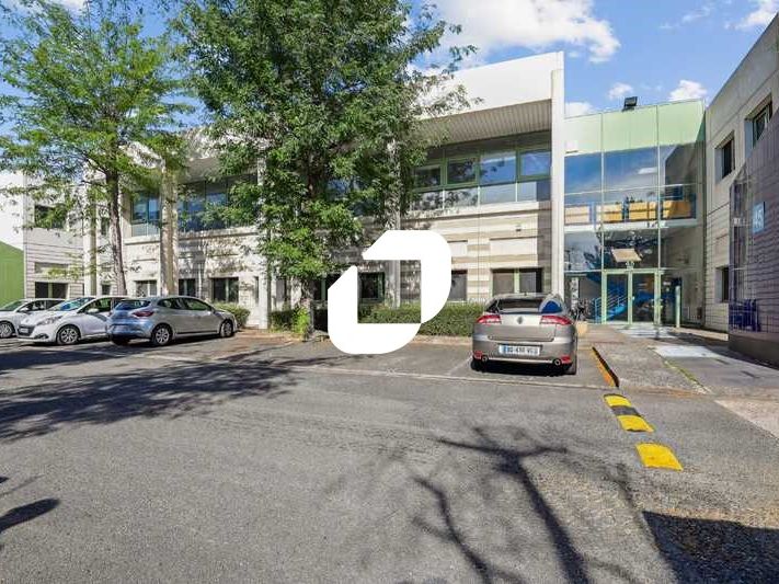 A Lisses, au pied de l'autoroute A6 et proximité 