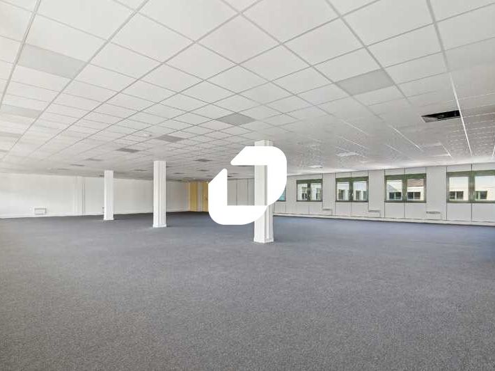 A Lisses, au pied de l'autoroute A6 et proximité 