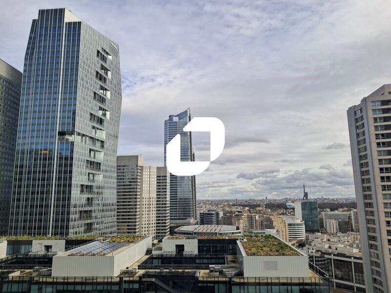 Dans une tour emblématique de La Défense, nous pr