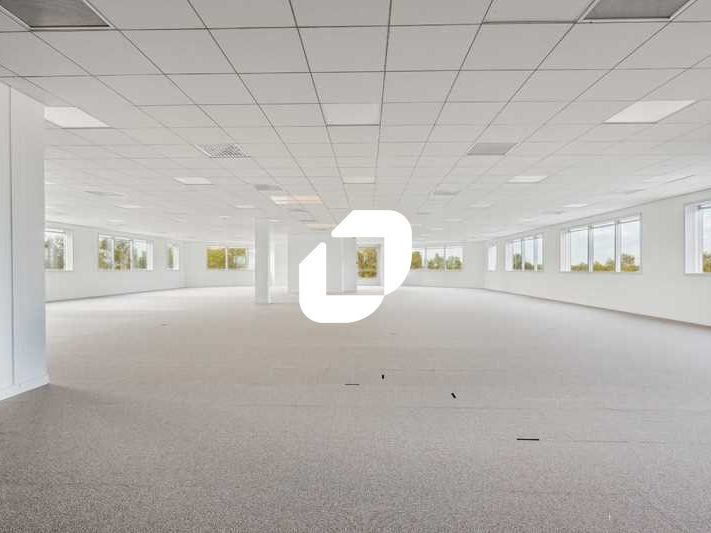 Situé à proximité immédiate du RER B "Parc des ex