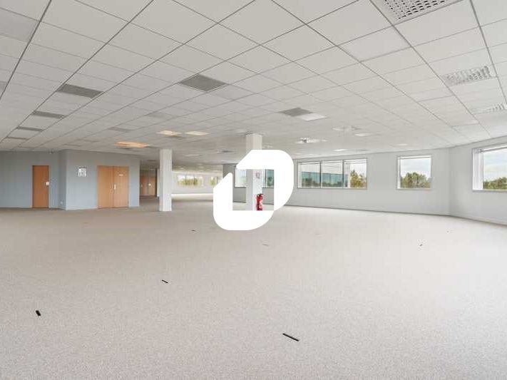 Situé à proximité immédiate du RER B "Parc des ex