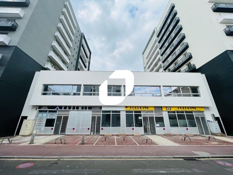 À VENDRE au sein d'une ASL - Bâtiment commercial 