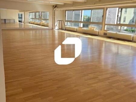 À VENDRE au sein d'une ASL - Bâtiment commercial 