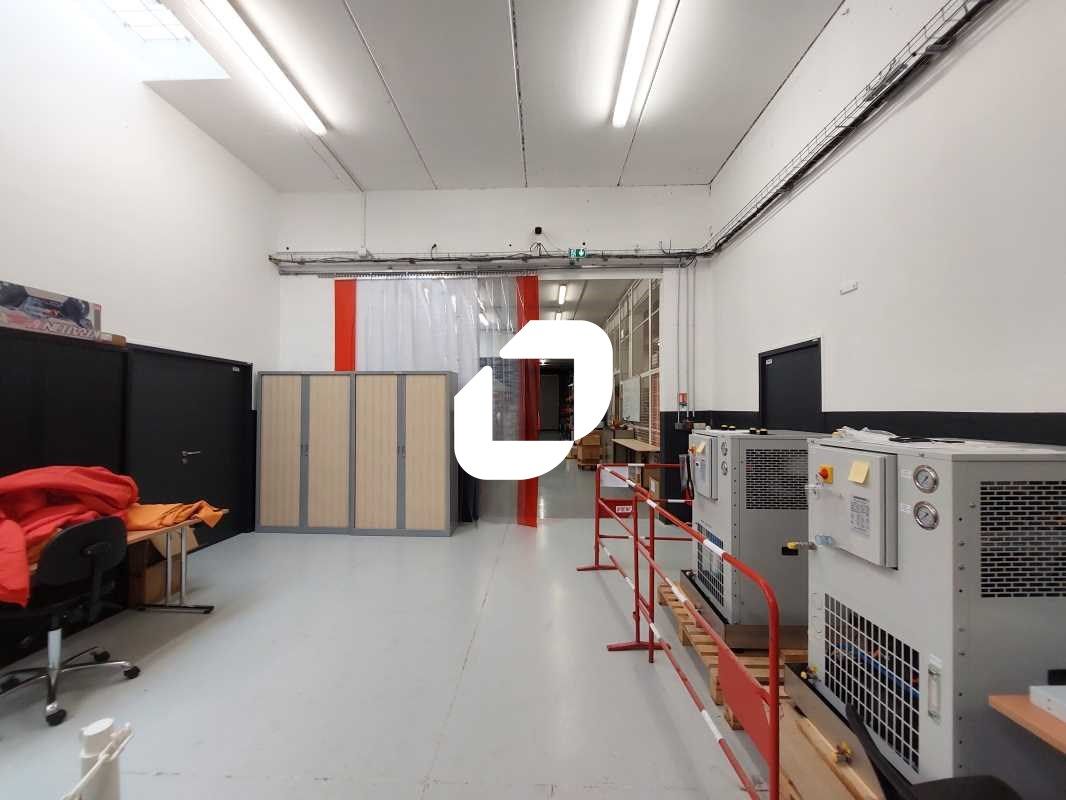 Dans la zone d'activité de Trappes-Elancourt, sit