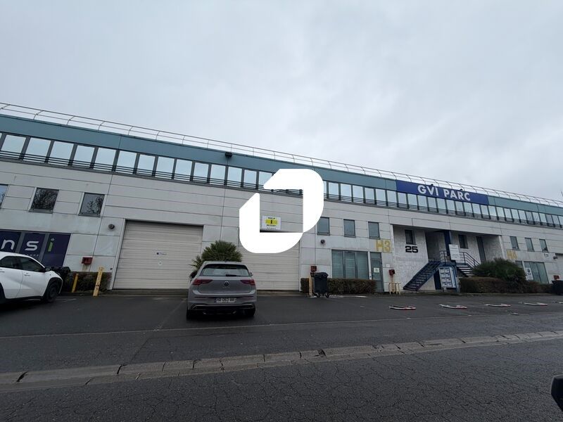 Situés dans la ZAC du THILLAY à proximité immédia