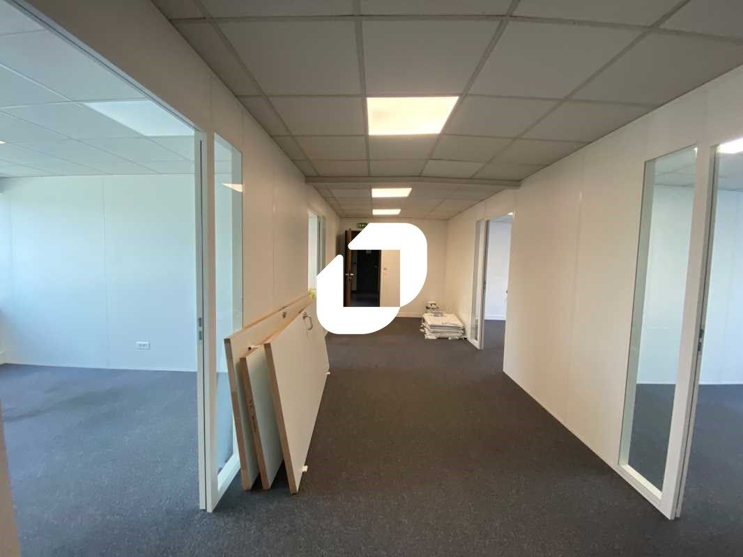 Situés dans la ZAC du THILLAY à proximité immédia