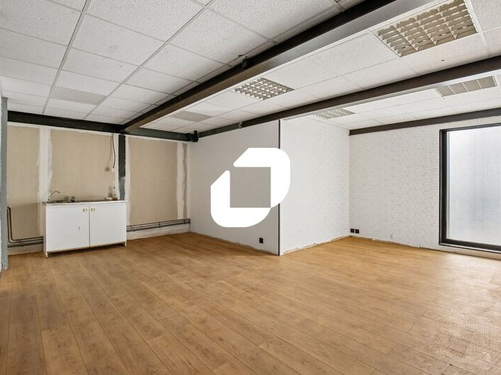 Situés dans la ZAC du THILLAY à proximité immédia