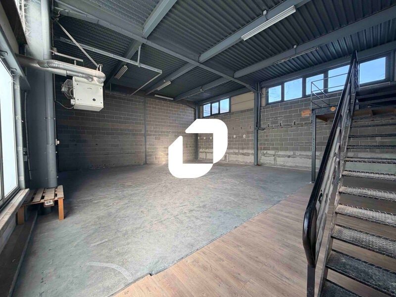 Situés dans la ZAC du THILLAY à proximité immédia